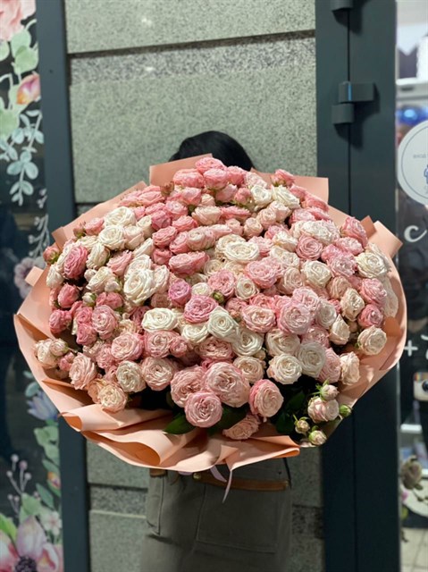 Букет из кустовой пионовидной розы сорта бомбастик 51шт. - фото 9228