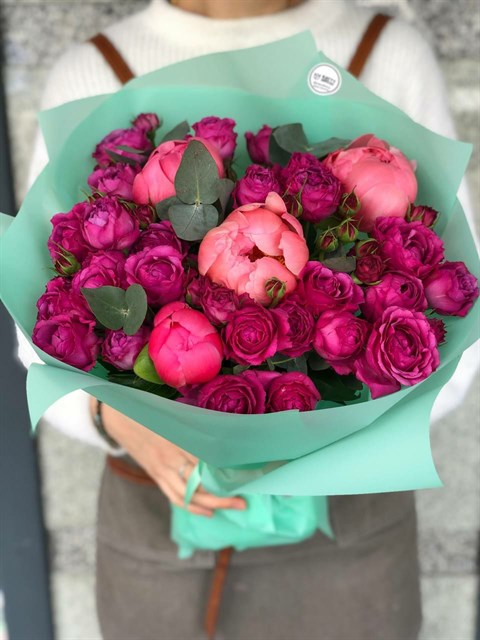 Букет кустовой розы с пионами - фото 9253
